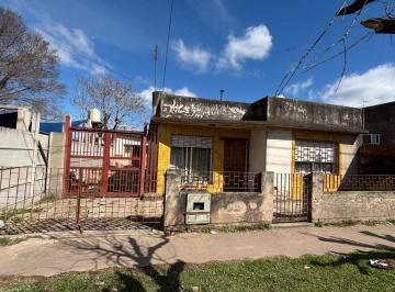 Casa · 110m² · 3 Ambientes · 3 Cocheras · Casa en Venta 3 Ambientes con Cochera en Merlo