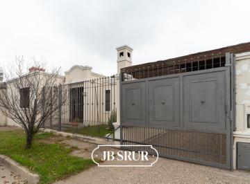 Casa · 250m² · 80 Ambientes · 2 Cocheras · Casa en Venta de 4 Dorm. en Barrio Inaudi Apto Credito