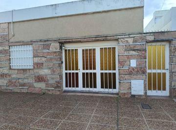 Casa · 138m² · 2 Ambientes · 1 Cochera · Casa 2 Dorm., Barrio Sarmiento.