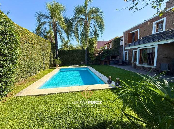 Casa · 272m² · 5 Ambientes · 4 Cocheras