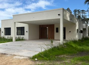 Casa · 178m² · 4 Ambientes · 4 Cocheras · Casa de 4 Ambientes a Estrenar en Lujan con Piscina