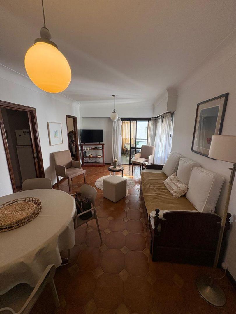 Departamento de 2 ambientes de categoría con cochera