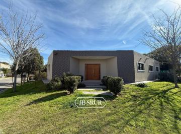 Casa · 174m² · 6 Ambientes · 1 Cochera · Casa en Alquiler - 3 Dorm. - Pileta