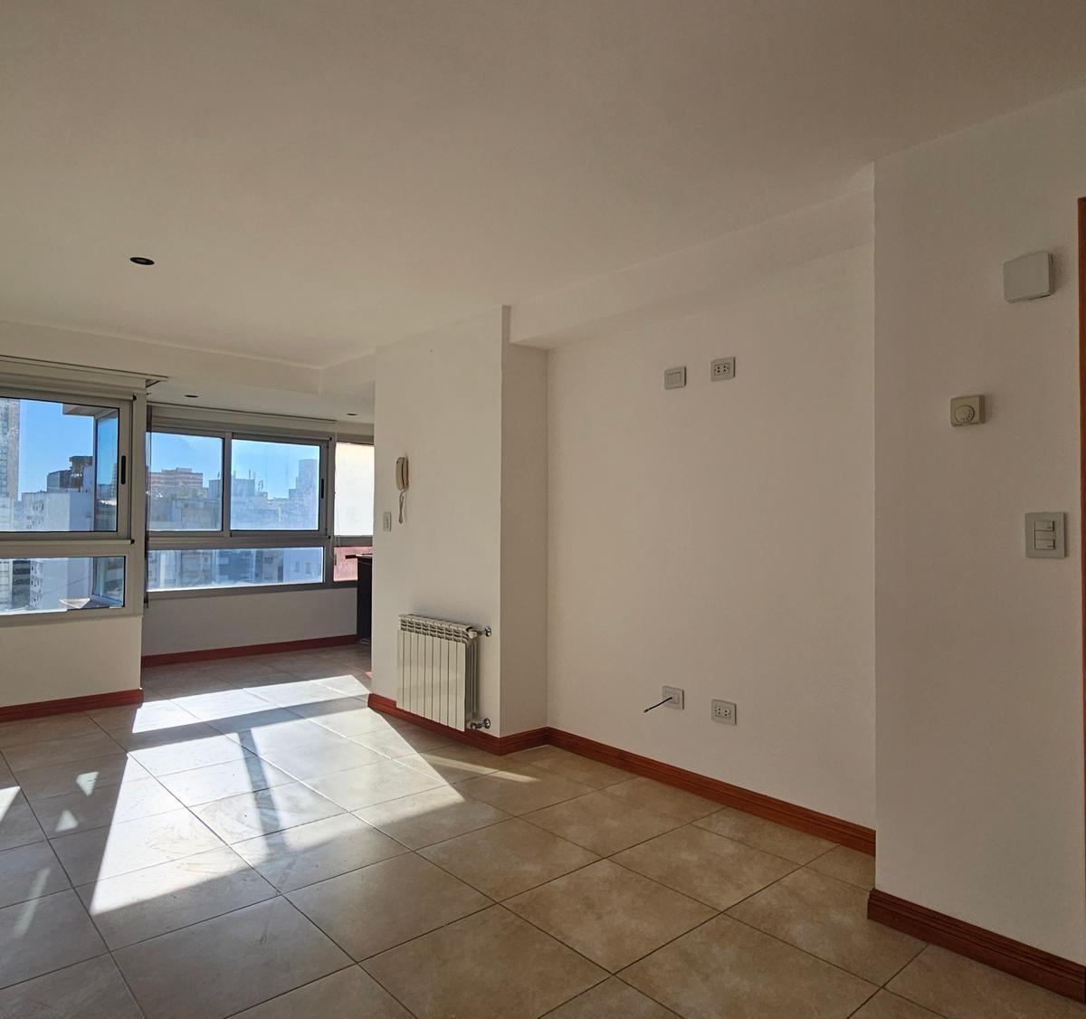 Departamento único a metros de la Plaza Mitre. Semipiso de 2 amb con 2 baños, 50m2 cubiertos, cochera fija semicubierta y baulera.