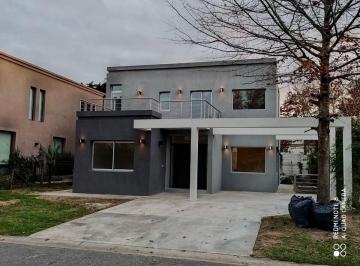 Casa de 6 ambientes, Escobar · Casa en Venta en Los Ángeles Village – 4 Dorm., Pileta y 320 m² Construidos