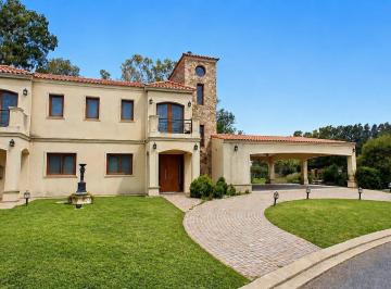 Casa · 2000m² · 3 Dormitorios · 6 Cocheras · Fighiera - Impactante Villa Toscana en Azhares del Paraná!