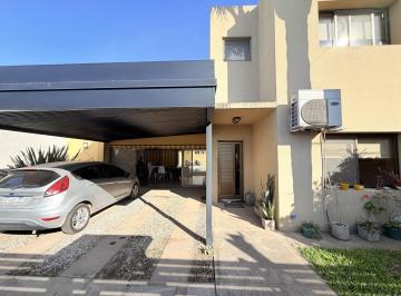 Casa · 125m² · 2 Dormitorios · 2 Cocheras · Casa 2 Dorm. con Quincho y Pileta