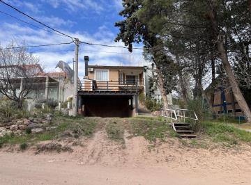 Casa · 170m² · 4 Ambientes · 1 Cochera · Venta Casa Mari Menuco 2 Dorm.