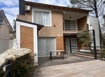 Casa · 170m² · 4 Ambientes · 1 Cochera · Venta Casa Mari Menuco 2 Dorm.