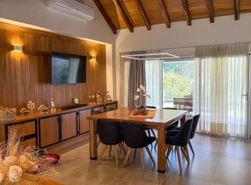 Casa · 315m² · 3 Dormitorios · 2 Cocheras · Casa de Diseño de Una Sola Planta en Manantiales Country Fondo Al Canal