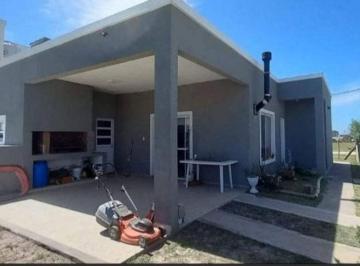 Casa · 77m² · 3 Ambientes · 2 Cocheras · Casa en Esquina, Parque y Pileta, Domselaar Chico