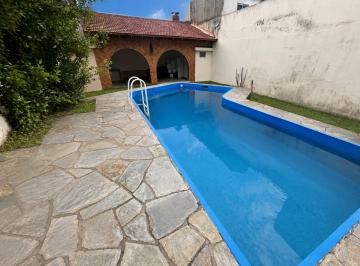 Casa · 180m² · 4 Ambientes · 2 Cocheras · Venta Casa 4 Amb con Parque y Pileta Permuta