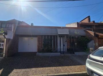 JAP-JAP-2534_2 · Excelente Casa de 4 Ambientes con Consultorios, Cochera y Gran Fondo Parquizado Lomas del Mirador