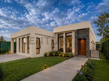 Casa · 160m² · 3 Ambientes · 2 Cocheras · Casa en Venta en Barrancas de Iraola Hudson de Dos Dorm. con Parque