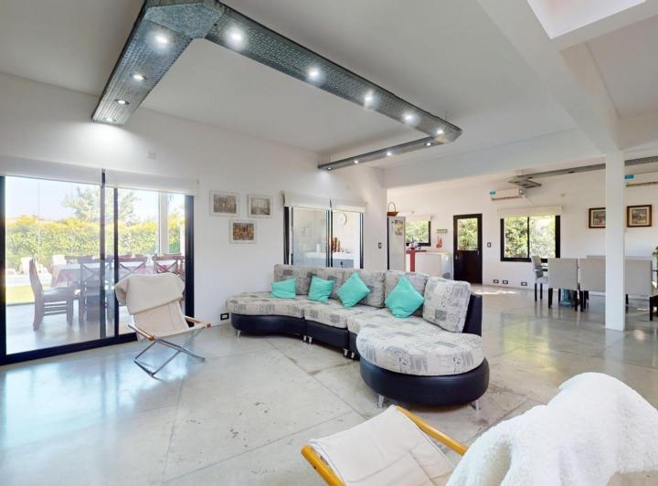 Casa · 305m² · 8 Ambientes · 1 Cochera