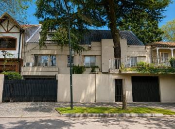 Casa · 515m² · 6 Ambientes · 1 Cochera · Casa en Mart. - Vias/libert. - 6 Ambientes con Pileta y Jardin - en Venta - San Isidro