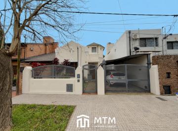 Casa · 216m² · 3 Dormitorios · 2 Cocheras · Casa en Venta Rosario, Alberdi.