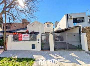 Casa · 216m² · 3 Dormitorios · 2 Cocheras · Casa en Venta Rosario, Alberdi.