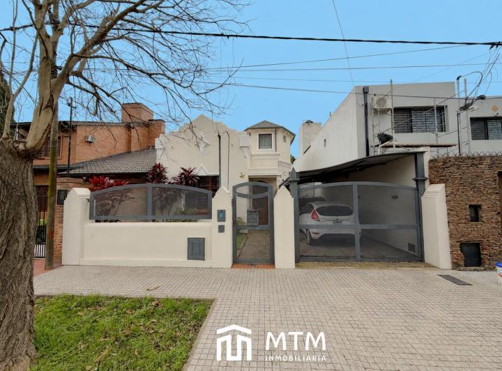 Casa · 216m² · 3 Dormitorios · 2 Cocheras