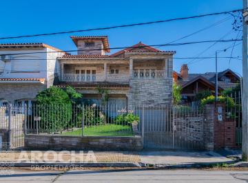 Casa · 322m² · 5 Ambientes · 3 Cocheras · Casa en Bernal