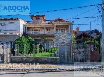 Casa · 322m² · 5 Ambientes · 3 Cocheras · Casa en Bernal