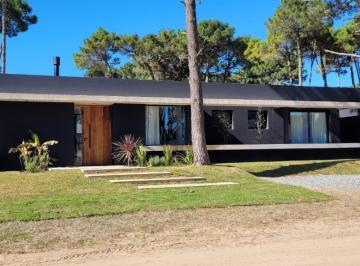 Casa · 220m² · 4 Ambientes · 1 Cochera · Casa en Alquiler - Barrio Cerrado Pionero