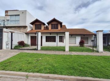 Casa de 5 ambientes, Ituzaingó · Chalet de 2 Plantas en Venta — Villa Ariza, Ituzaingó Norte