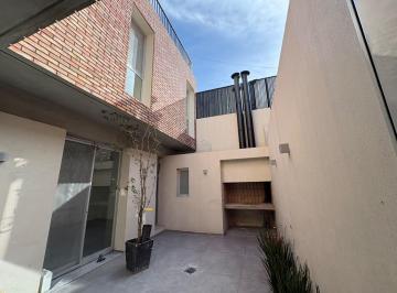 Casa · 118m² · 4 Ambientes · Casa de Pasillo Reciclada de 3 Dorm. a m de Bv. Oroño