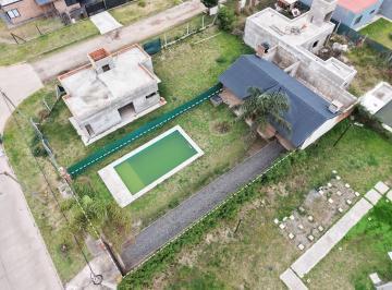 Casa · 50m² · 2 Ambientes · 1 Cochera · Casa con Piscina Sobre Av