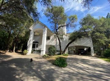 Casa · 400m² · 3 Dormitorios · 1 Cochera · Las Delicias Casa en Venta Fondo Golf con Quincho Independiente y Pileta 3 Dorm. Recibe Menor