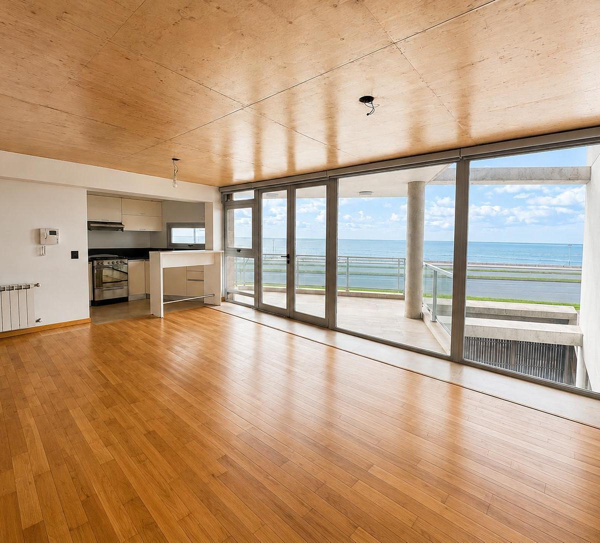 Excelente departamento de 2 ambientes en semipiso, frente al mar, en Perla Norte, con 80 m²