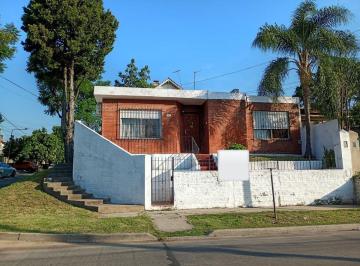 Casa · 76m² · 3 Ambientes · 1 Cochera · Casa 4 Amb Venta Esquina La Horqueta Apto Crédito