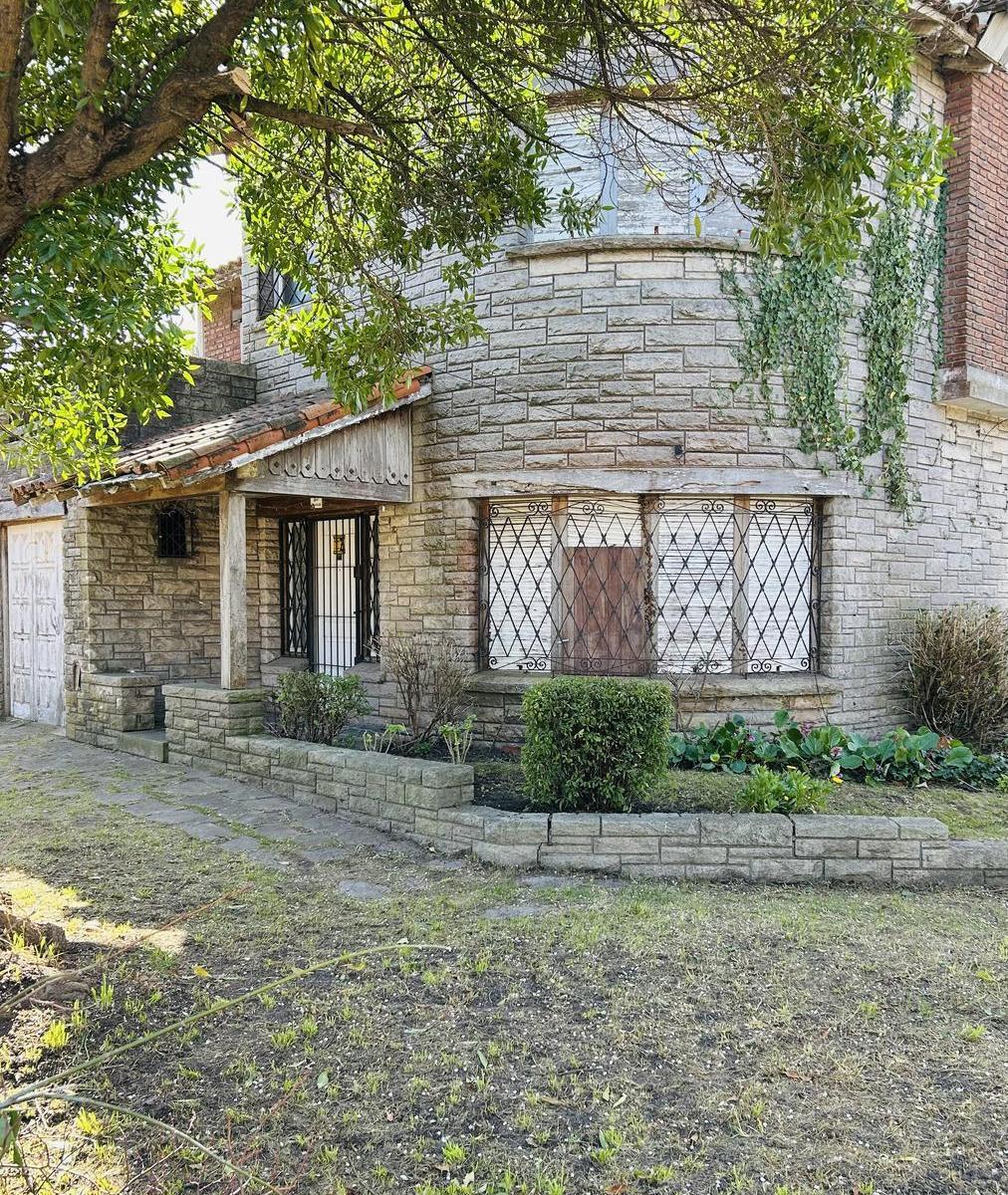 Amplio chalet en esquina de dos plantas, gran potencial de reciclaje y modernización