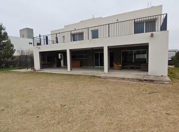 Casa · 445m² · 6 Ambientes · 2 Cocheras · Casa en Venta - La Cascada Country Golf