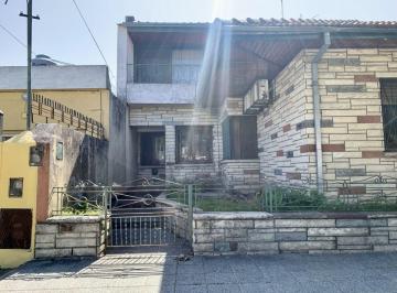 Casa de 4 ambientes, Lomas de Zamora · Amplio Chalet en Esquina con Jardín, Patio y Doble Entrada