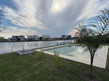 Quinta vacacional · 179m² · 5 Ambientes · Casa en Sebastian Gaboto, Hudson. Increible Vista a La Laguna. Escucha Propuestas!