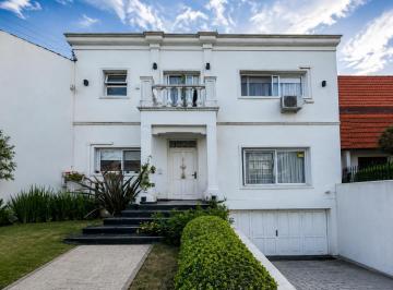 Casa · 210m² · 6 Ambientes · 1 Cochera · Casa en Castelar Norte