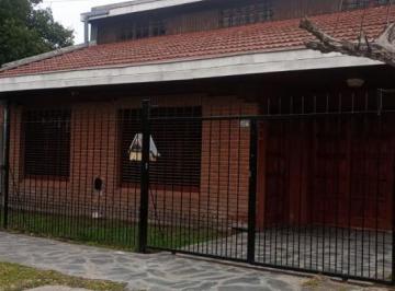 Casa · 1m² · 4 Ambientes · 1 Cochera · Chalet 4 Ambientes en Venta