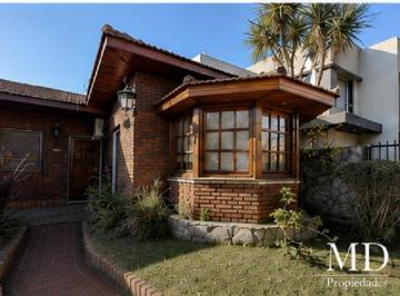 Casa de 5 ambientes, Berazategui · Casa de 400 m² de Terreno Pileta - 3 Dorm. en Venta en Ranelagh