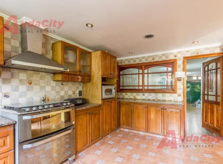 Casa · 219m² · 5 Ambientes · 2 Cocheras