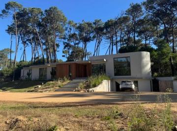 Casa · 290m² · 6 Ambientes · 4 Cocheras · Casa en Venta en Punta del Este, Punta del Este / Maldonado, Uruguay
