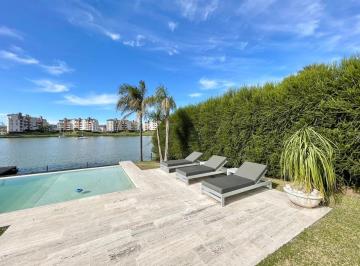 Casa · 400m² · 5 Ambientes · 6 Cocheras · Impresionante Casa de Categoria 5 Ambientes Al Lago Central en Los Castores