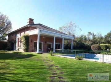 Casa · 380m² · 8 Ambientes · 2 Cocheras · Excelente Casa con Muy Lindas Vistas a Jardín