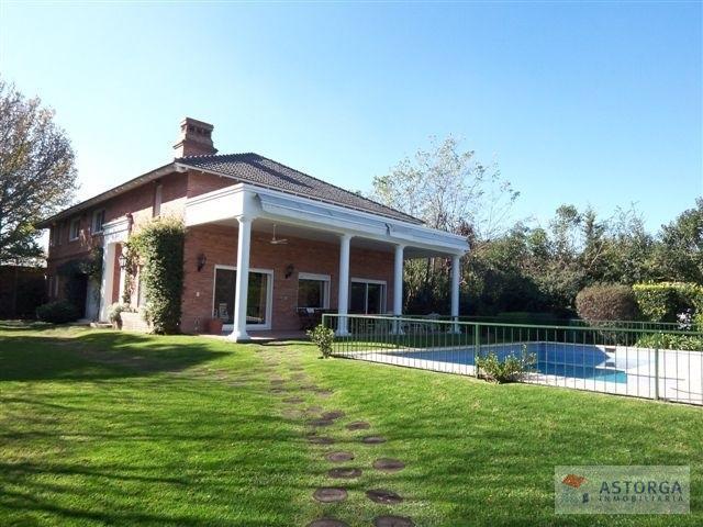 Casa · 380m² · 8 Ambientes · 2 Cocheras