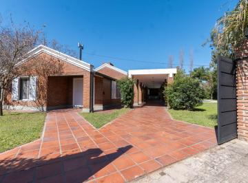 Casa · 185m² · 6 Ambientes · 2 Cocheras · Cómoda Casa de 3/4 Dorm. en Colastiné