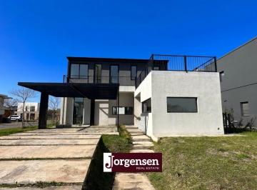 Casa de 5 ambientes, Escobar · Excelente Casa Frente a Plaza - Araucarias, Puertos