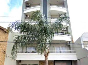 Departamento de 2 ambientes, Lanús · Lanus Centro: Alquiler de Semipiso 2 Ambientes con Doble Balcón en Piso 8. ¡Muy Luminoso!