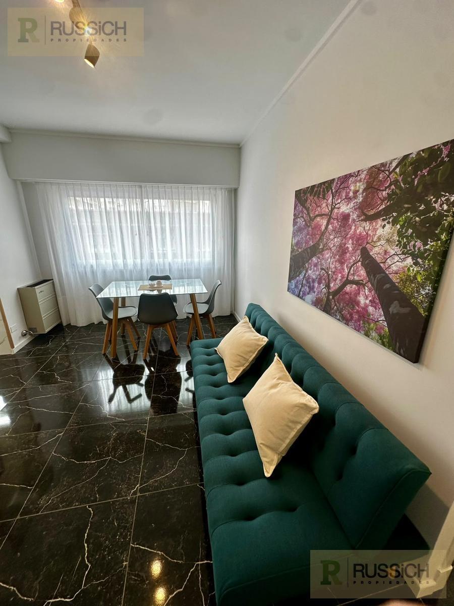 Departamento de 3 ambientes con dependencia al frente con balcon saliente