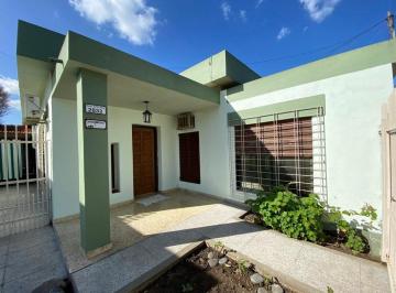 Casa · 132m² · 4 Ambientes · 2 Cocheras · Casa - Apta Credito - 2 Dorm - Pileta - Jardin - Garage