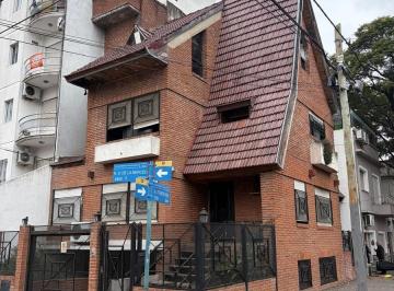 Casa · 240m² · 7 Ambientes · 1 Cochera · Casa en Caseros